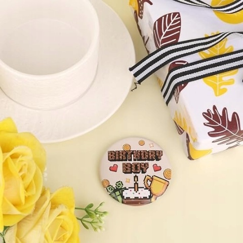 SAVITA Przypinka Urodzinowa Chłopiec Pixel Gra Broszka Birthday Boy 5,8cm