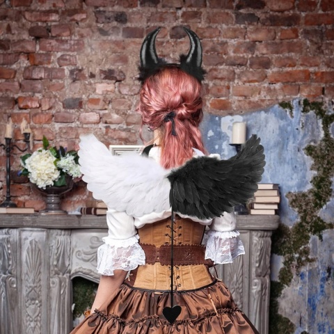 KOSTIUM DIABEŁKA BIAŁO CZARNY SKRZYDŁA ROGI SERDUSZKO I OPASKA HALLOWEEN