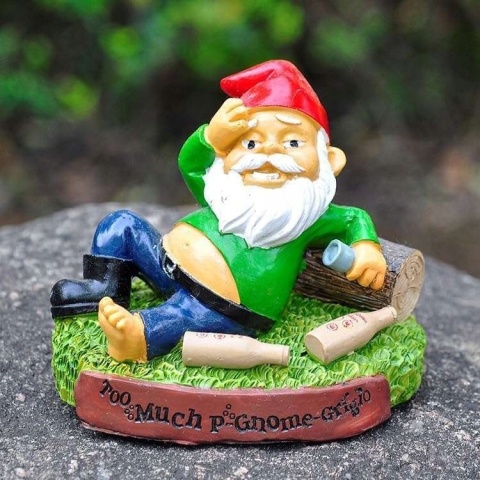 Krasnal ogrodowy figurka gnoma z żywicy pijany krasnal dekoracja 11,5 cm