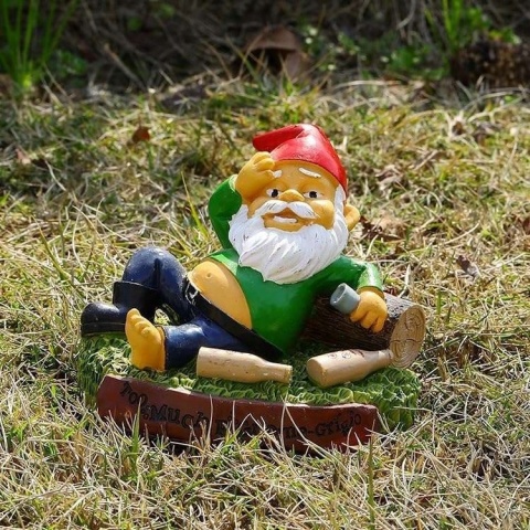 Krasnal ogrodowy figurka gnoma z żywicy pijany krasnal dekoracja 11,5 cm