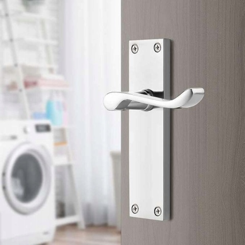 Klamka do drzwi przejściowych wewnętrznych z zamkiem Chromowana 65mm 2szt