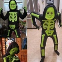 KOSTIUM SZKIELETU DLA DZIECI ŚWIECĄCY W CIEMNOSCI NA HALLOWEEN r 130